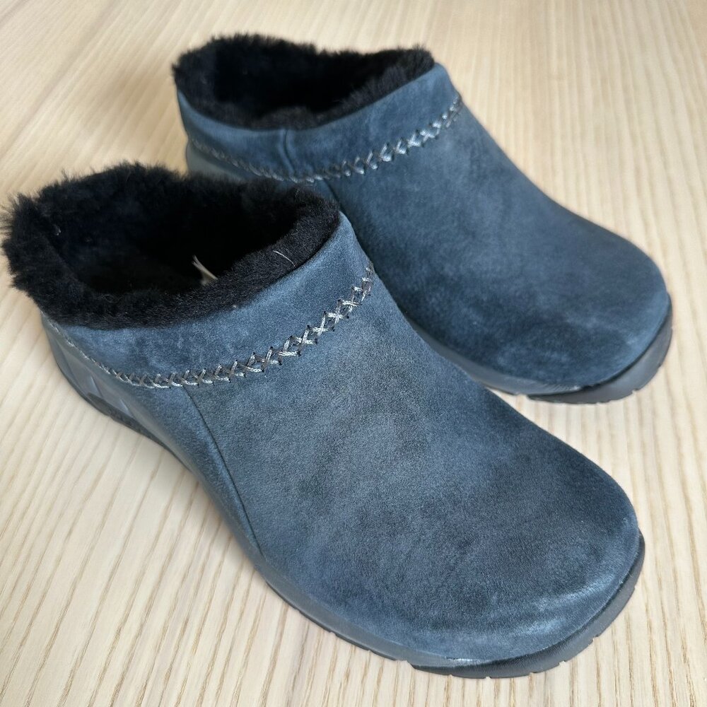 *never worn* Women's Black Merrell Encore Ice Slippers in Size 6.5